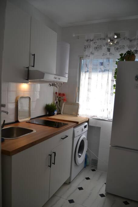 Cozy And Well Connected Apartment Sevilla Bagian luar foto