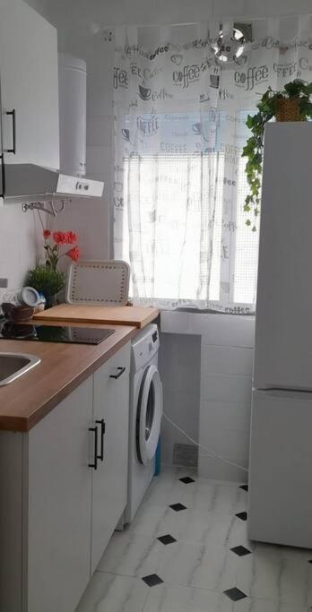 Cozy And Well Connected Apartment Sevilla Bagian luar foto
