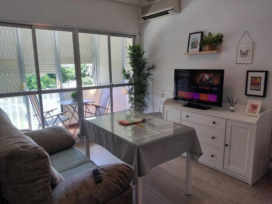 Cozy And Well Connected Apartment Sevilla Bagian luar foto